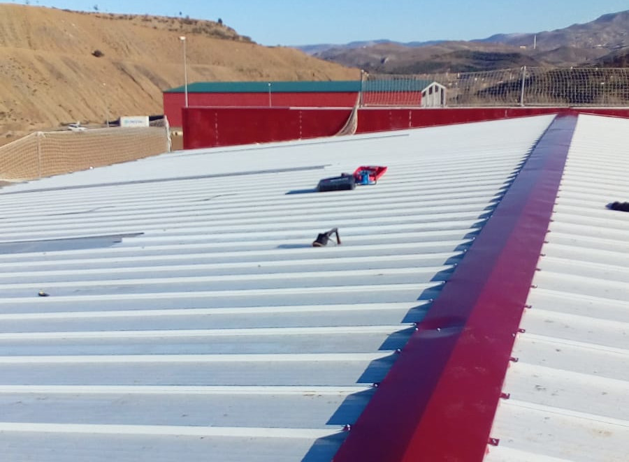 INSTALACIÓN DE CUBIERTA EN VIVERO DE EMPRESAS EN POLÍGONO LOS LLANOS DE
